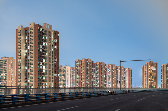 夜幕下重庆公租房与空旷的道路