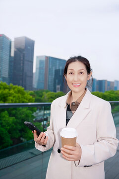 微笑职业女性精通技术行走在户外