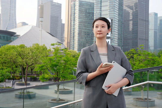 职业女性城市环境中使用智能设备