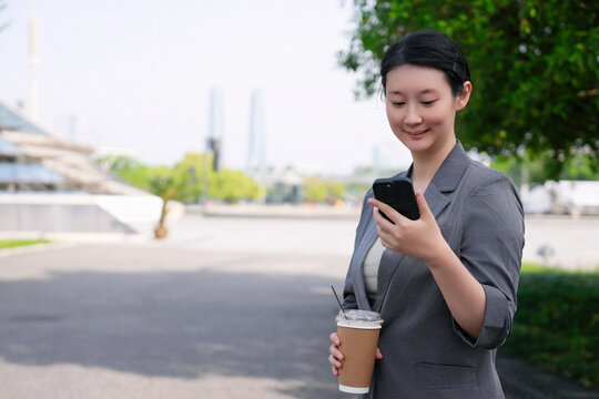 职业女性在户外手机上查看邮件