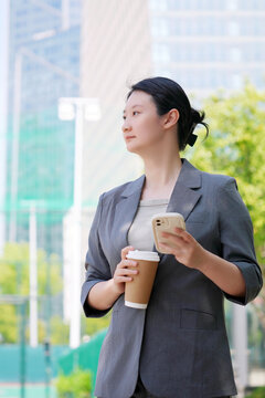 自信的职业女性在户外咖啡休息