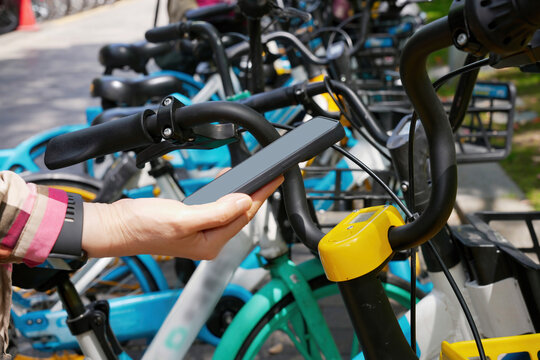 智能手机应用解锁自行车共享服务