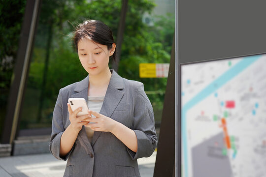 职业女性用手机在城市中导航