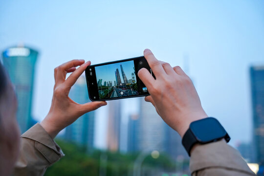 用智能手机捕捉城市景观的女性