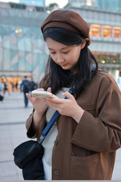 时尚女性在城市环境中使用手机