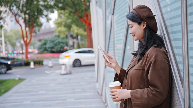 年轻女性在城市查看手机