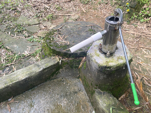 农村古法手动压水机水泵老式水井