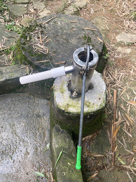 农村古法手动压水机水泵老式水井