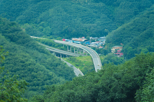 山顶俯拍山下的高速公路