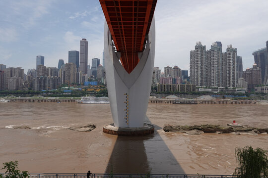 重庆长江大桥浑浊的江水