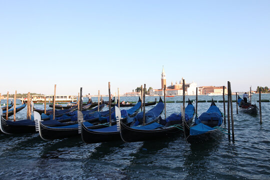 威尼斯水边停泊的冈多拉