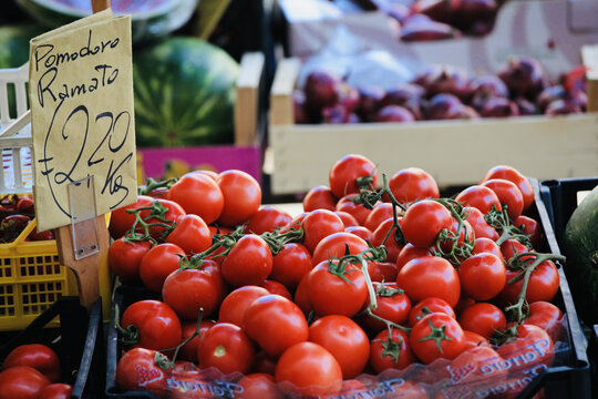 欧洲市场上的西红柿摊位