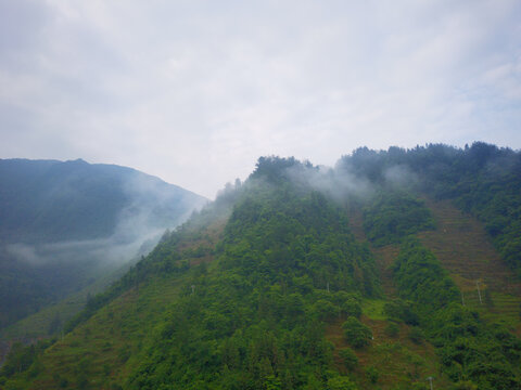 云雾袅绕的大山