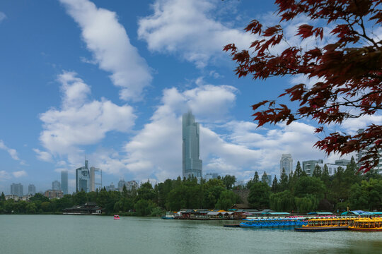 南京蓝天白云玄武湖公园