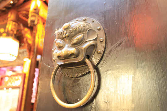 成都锦里精制的古铜色门扣摄影图