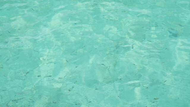 碧绿清澈翡翠海水
