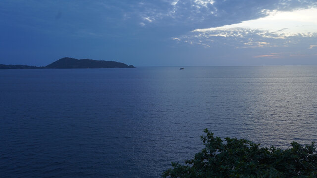 海岛黄昏阴天