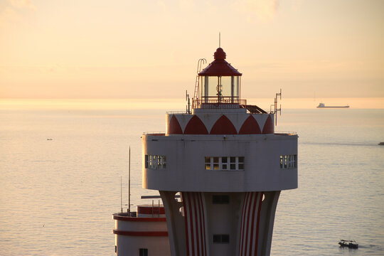 南澳岛海上日出阳光洒在灯塔上