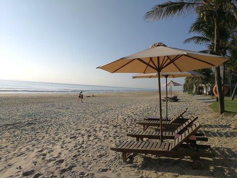 越南海边沙滩躺椅