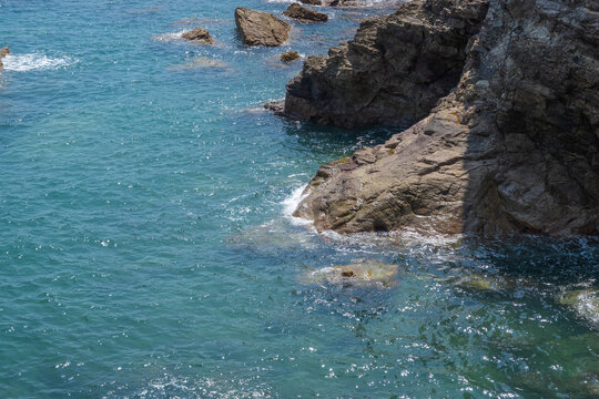 海岸岩石的高角度视图