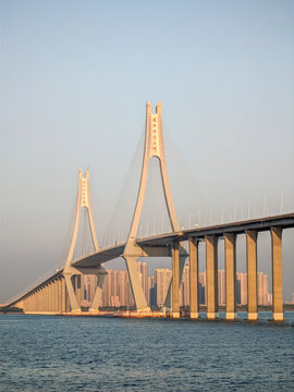 晴空下湛江海湾大桥的低角度视图