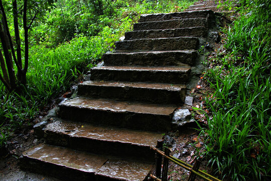 雨后登山石台阶
