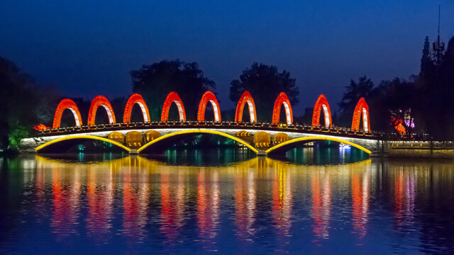 夜晚的拱桥