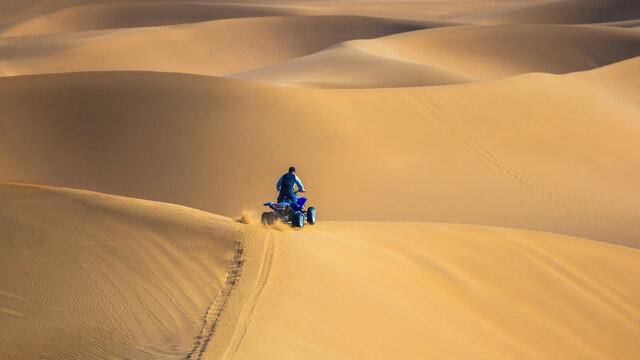 越野摩托车在库木塔格沙漠冲沙