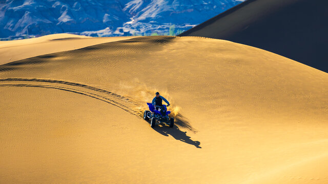 越野摩托车在库木塔格沙漠冲沙