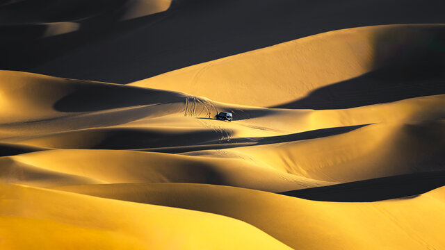 行驶在库木塔格沙漠的越野车