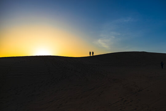库木塔格沙漠拍日落的摄影师