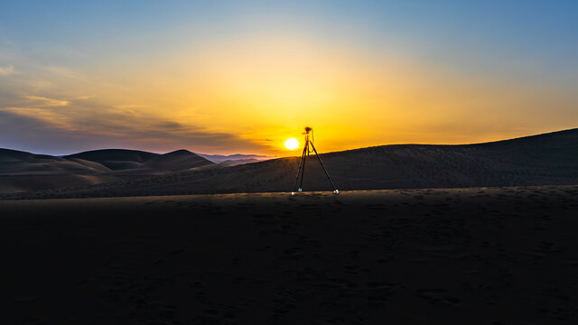 库木塔格沙漠沙漠的日落黄昏