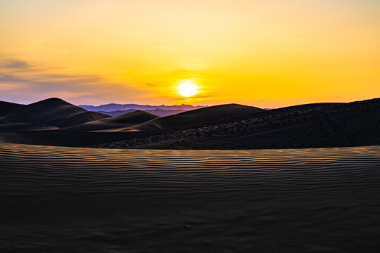 库木塔格沙漠沙漠的日落黄昏