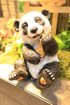 熊猫雕塑户外创意可爱熊猫吃竹笋