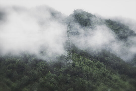 高山上的高压塔云雾