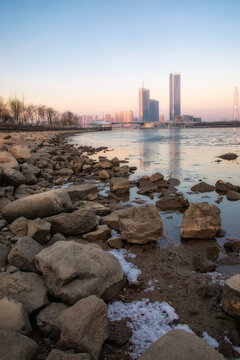 天津滨海新区沿河建筑冬季结冰