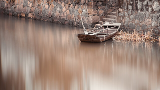 冬季河流中的独木舟