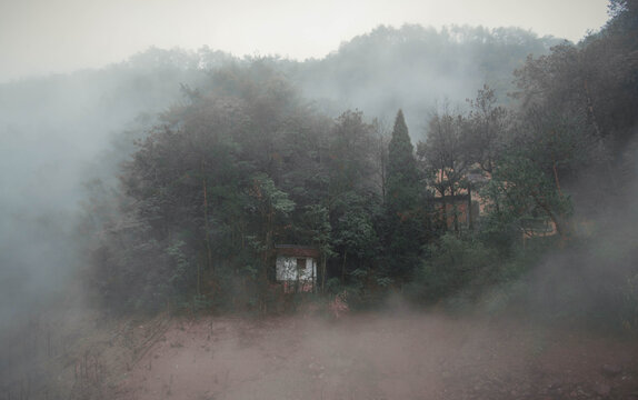 深山迷雾中的小房子