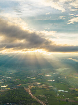 航拍日落时阳光透过云层的视图