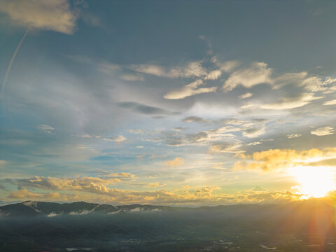 航拍日落时阳光透过云层的视图