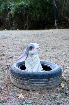 轮胎中的小白兔雕塑
