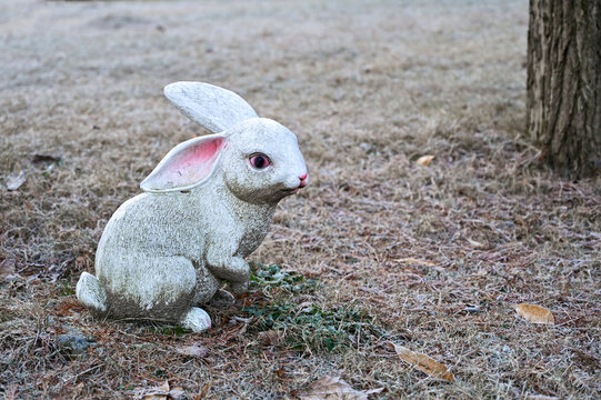 草地上的兔子雕塑