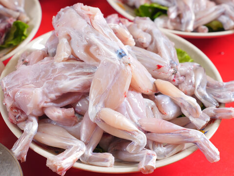 一盆生牛蛙肉