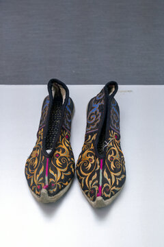 侗族花鞋