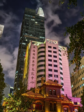上海国际医学交流中心建筑夜景