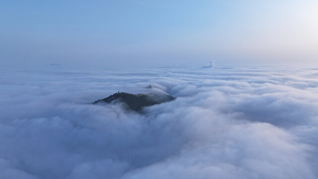 无人机拍摄日出云海山顶
