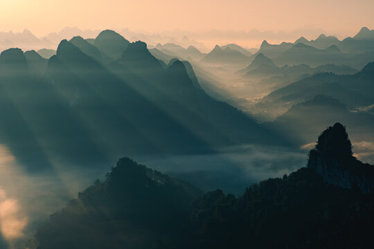 桂林阳朔山水日出云海