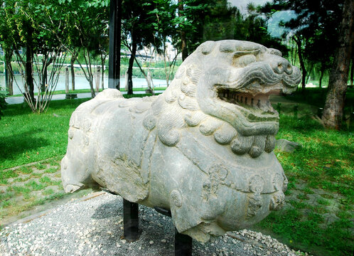 曲江池遗址公园护法石狮