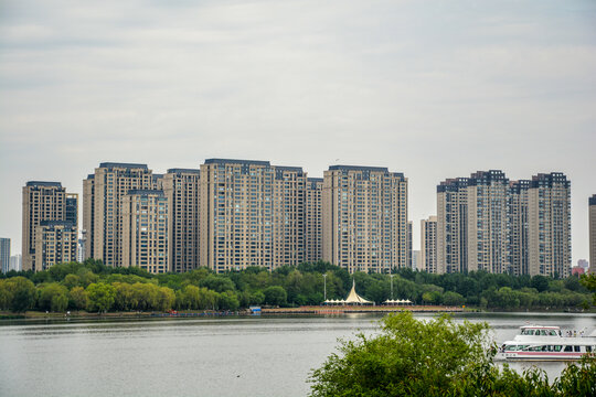 城市公园旁的河景住宅
