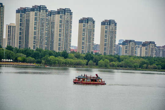 城市水上公园旁的高端住宅河景房